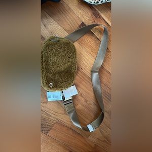 Lululemon everywhere Sherpa fleece belt bag
